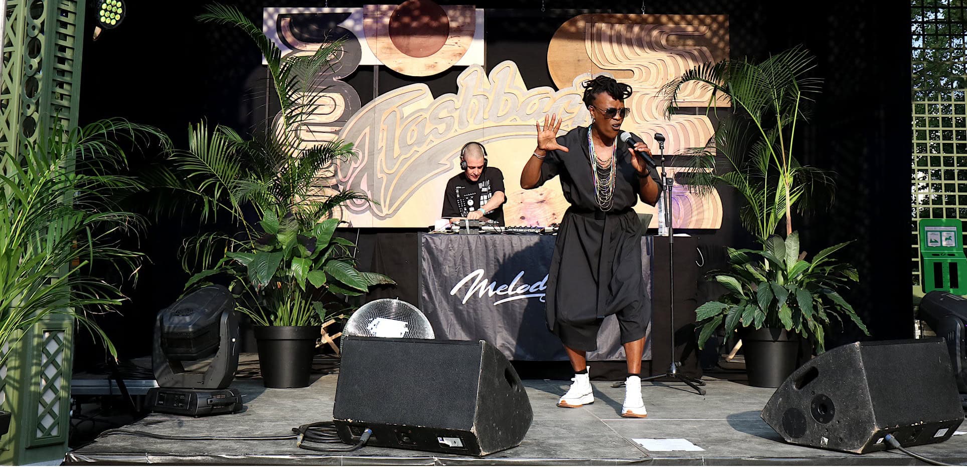 Mo & Grazz & DJ Droppa (In the Streets/VIBE)