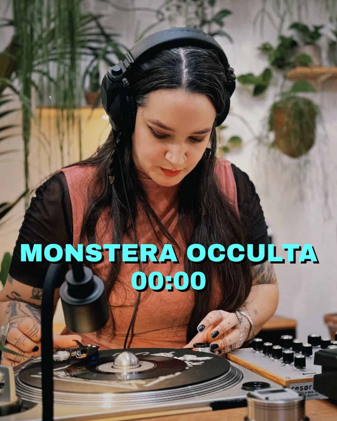 Piste de DJ avec femme portant casque dans ambiance verte et chaleureuse.