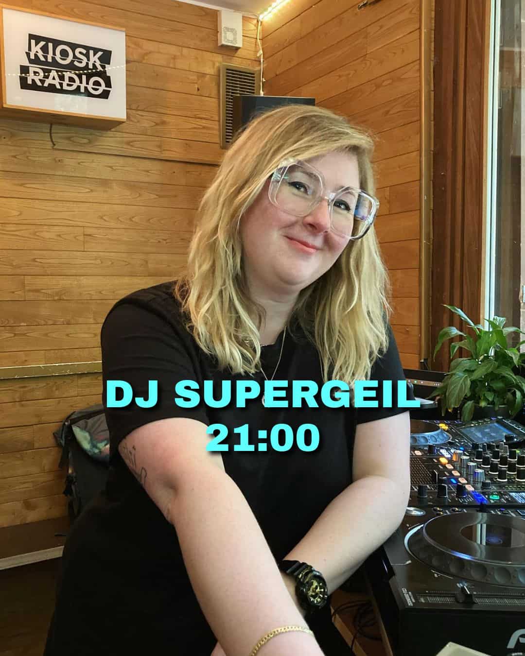 DJ Supergeil en action pendant son set à 21h00, ambiance musicale et festive avec mélodiggerz.be.