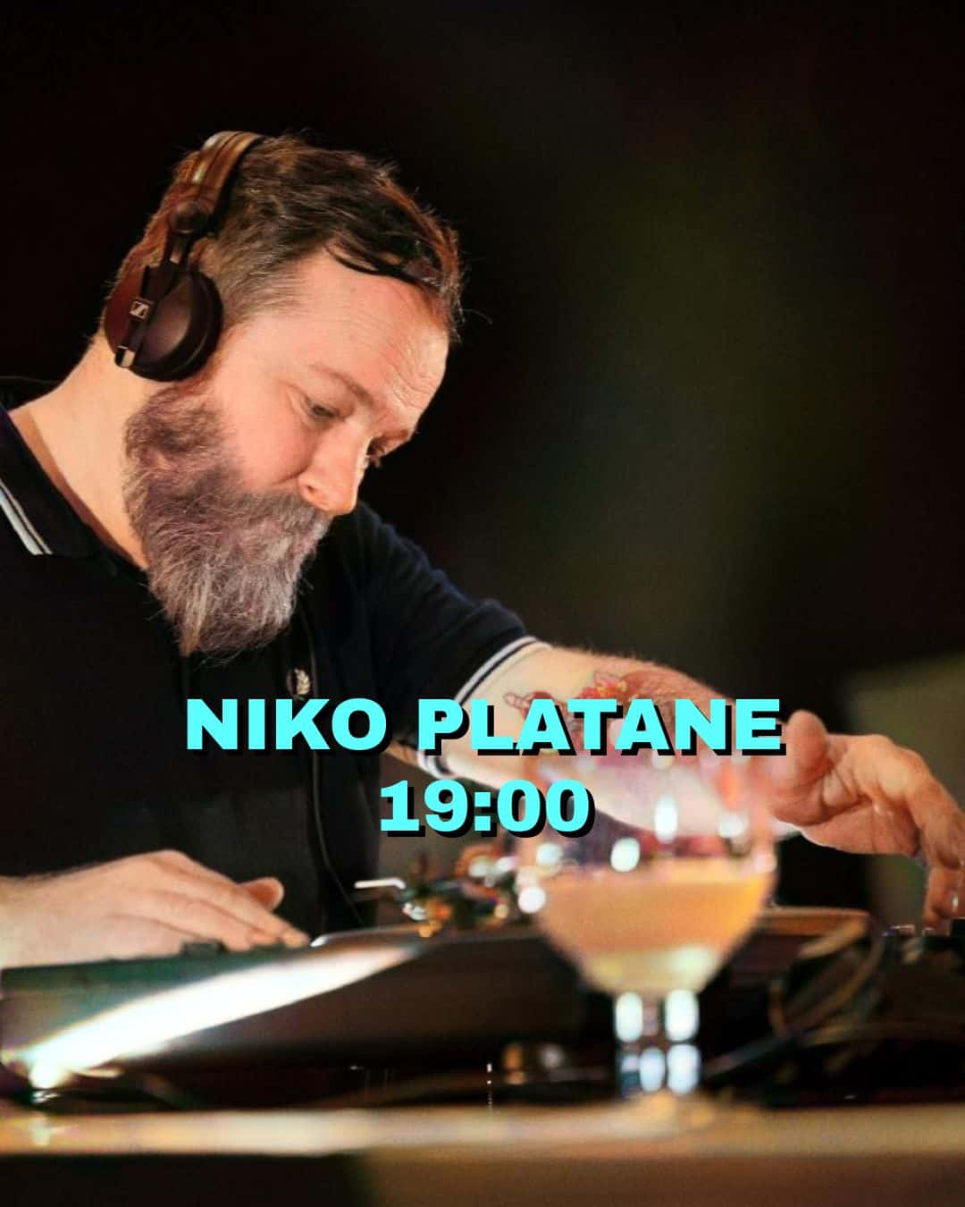 Niko Platane DJ en action lors d'une performance musicale professionnelle.